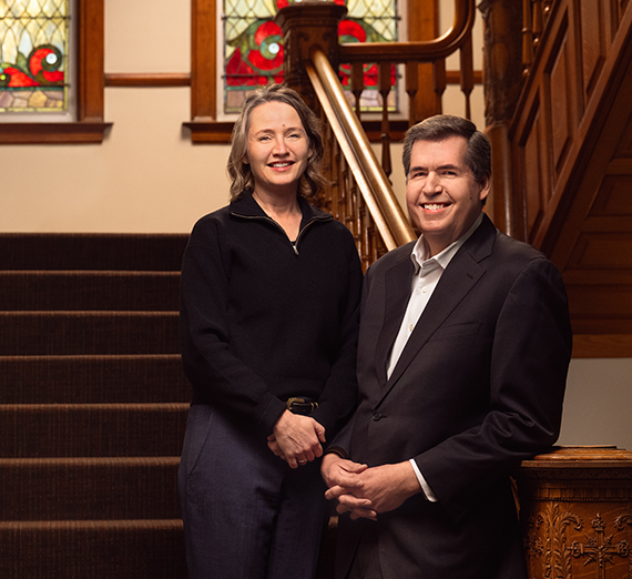 맥카더 스포츠 센터가 푸른 우아함으로 장식됨